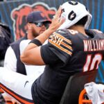 Caleb Williams abandona en camilla el partido de los Bears por una lesión en el isquiotibial