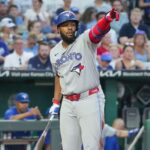Vladimir Guerrero Jr. sale temprano por molestias en la espalda durante triunfo de los Blue Jays en Texas