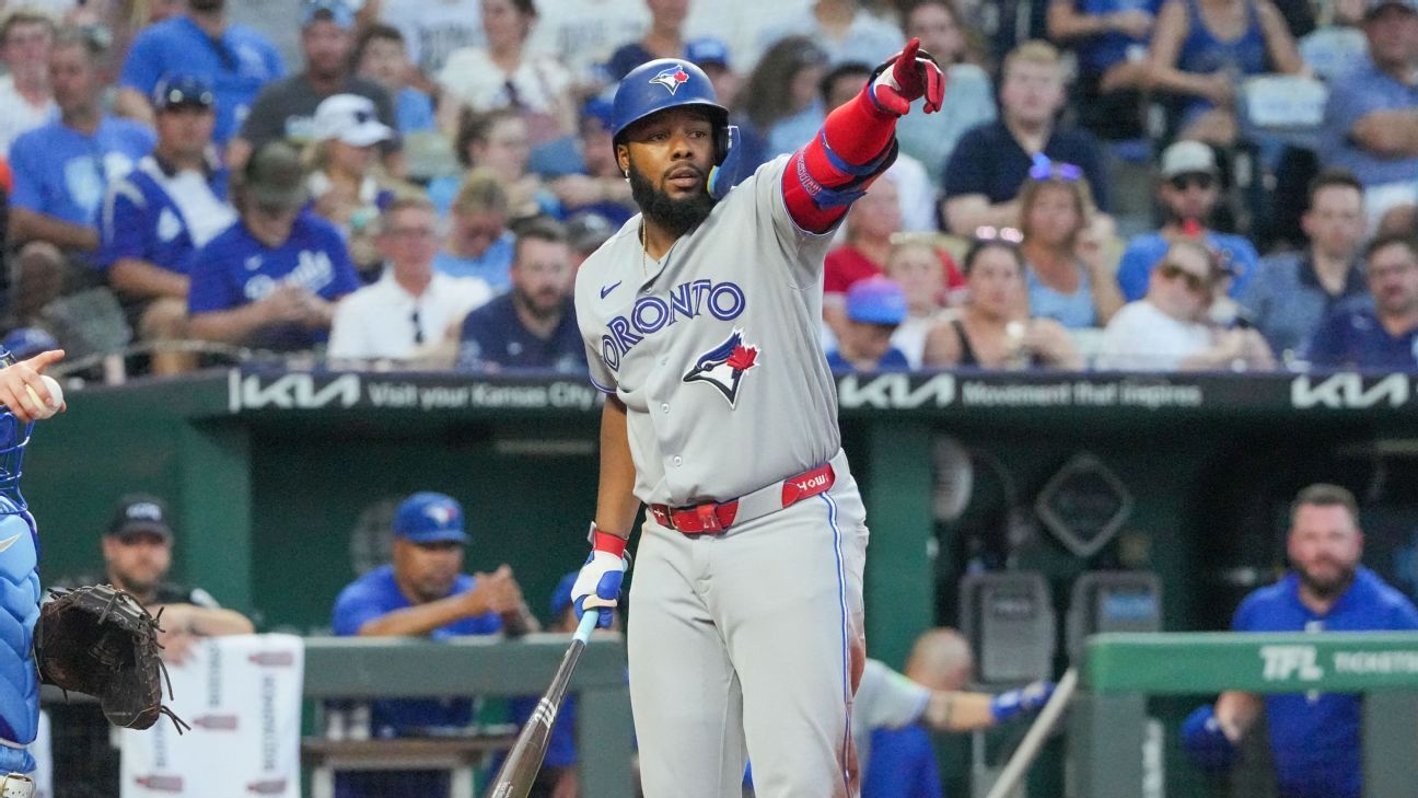 Vladimir Guerrero Jr. sale temprano por molestias en la espalda durante triunfo de los Blue Jays en Texas