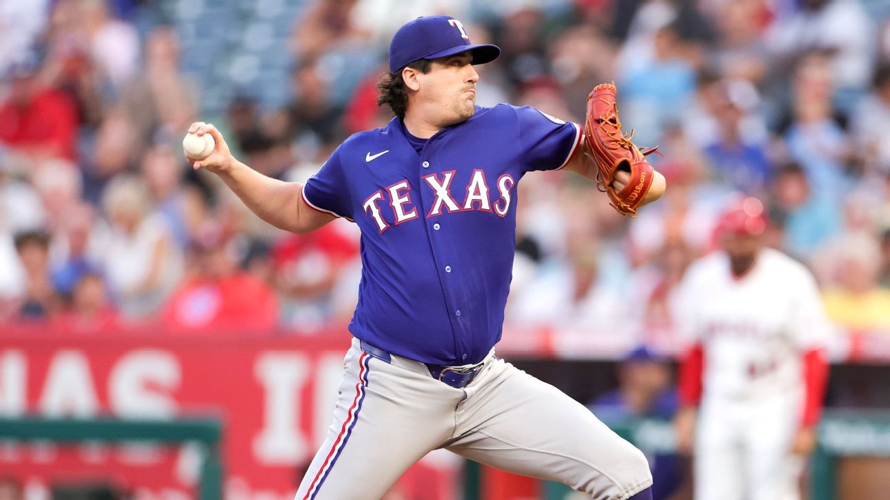 Los Rangers colocan a Cal Quantrill en la lista de lesionados por una lesión dorsal
