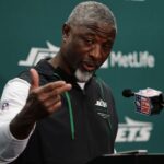Aaron Glenn defiende sus decisiones tras el colapso de los Jets ante los Packers