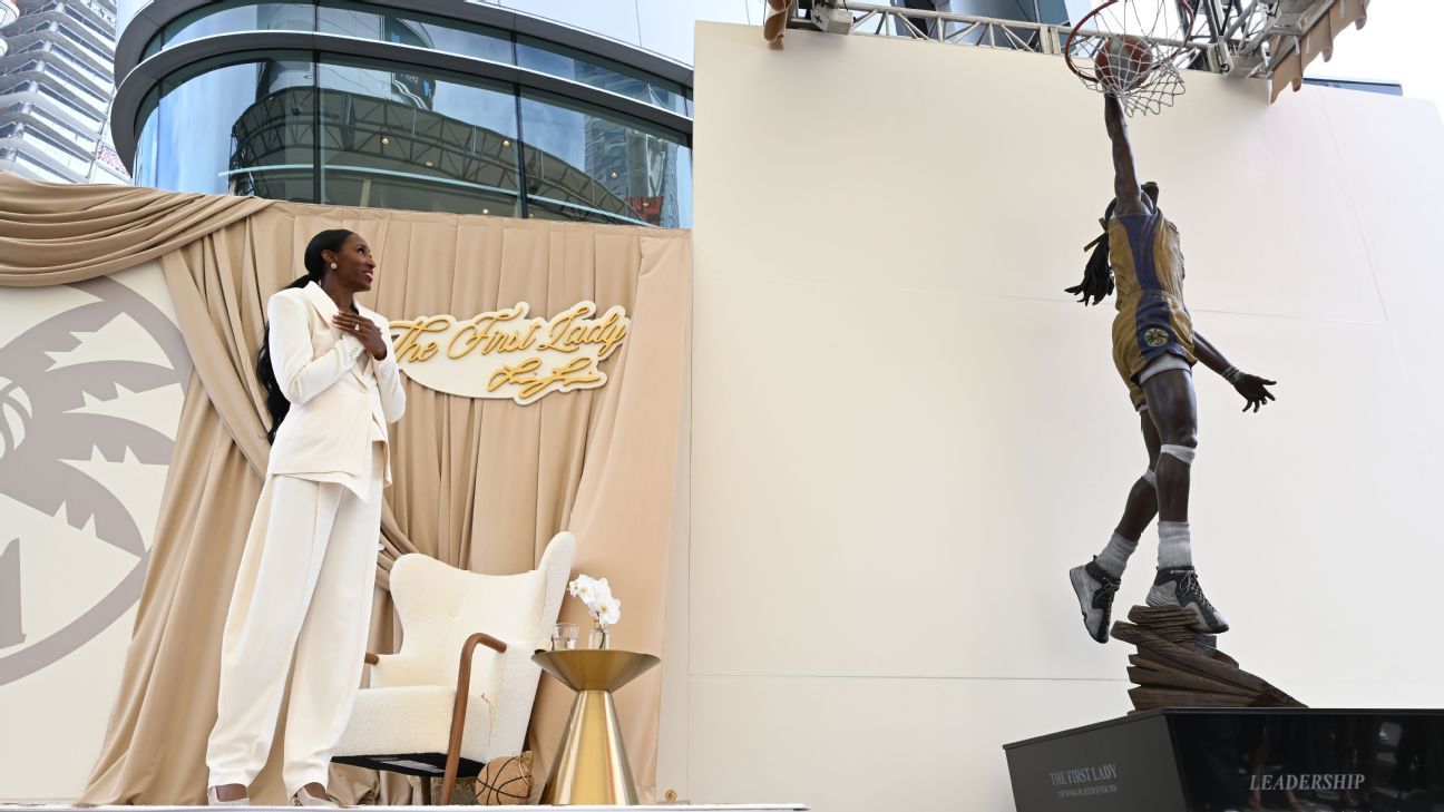 Lisa Leslie recibe una estatua en la Star Plaza de Los Ángeles