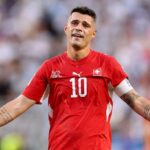Granit Xhaka fuera de la selección suiza tras admitir uso de certificado falso