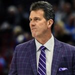 Steve Alford anuncia su retiro como entrenador de baloncesto tras la temporada 2024-25