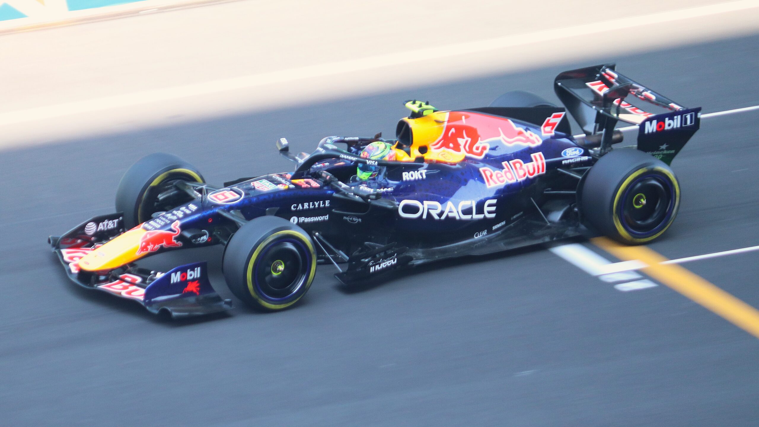 Isack Hadjar al volante del Red Bull RB22 en 2026